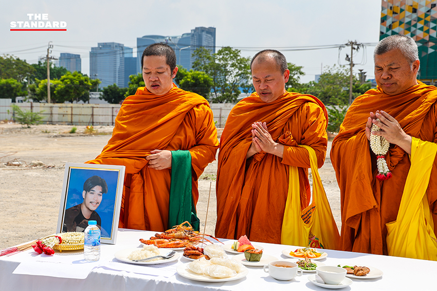 ภาพพิธีทำบุญครบรอบ 1 ปี เหตุอาคาร สตง. ถล่ม เพื่ออุทิศกุศลแด่ผู้เสียชีวิต 93 ราย พร้อมเรียกร้องทบทวนมาตรฐานความปลอดภัย 3