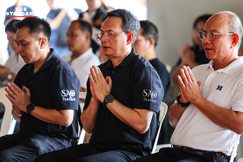 ภาพพิธีทำบุญครบรอบ 1 ปี เหตุอาคาร สตง. ถล่ม เพื่ออุทิศกุศลแด่ผู้เสียชีวิต 93 ราย พร้อมเรียกร้องทบทวนมาตรฐานความปลอดภัย 4