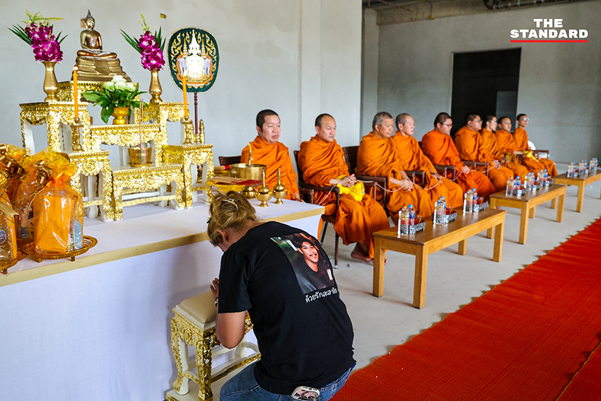 ภาพพิธีทำบุญครบรอบ 1 ปี เหตุอาคาร สตง. ถล่ม เพื่ออุทิศกุศลแด่ผู้เสียชีวิต 93 ราย พร้อมเรียกร้องทบทวนมาตรฐานความปลอดภัย 5