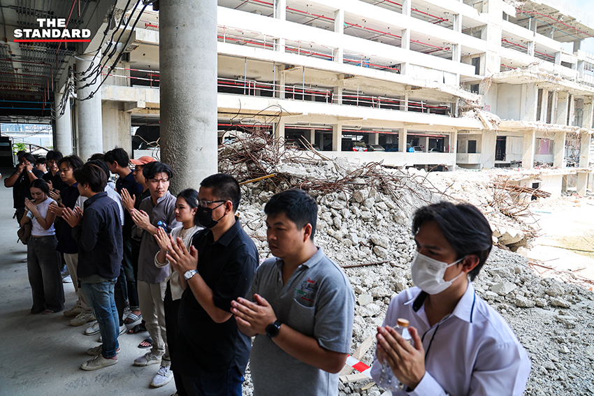ภาพพิธีทำบุญครบรอบ 1 ปี เหตุอาคาร สตง. ถล่ม เพื่ออุทิศกุศลแด่ผู้เสียชีวิต 93 ราย พร้อมเรียกร้องทบทวนมาตรฐานความปลอดภัย 6