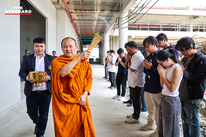 ภาพพิธีทำบุญครบรอบ 1 ปี เหตุอาคาร สตง. ถล่ม เพื่ออุทิศกุศลแด่ผู้เสียชีวิต 93 ราย พร้อมเรียกร้องทบทวนมาตรฐานความปลอดภัย 7