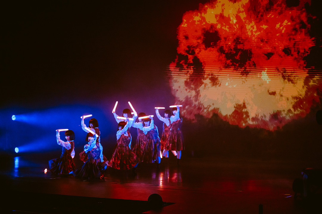 กลุ่มนักเต้น Avantgardey กำลังแสดงบนเวทีในชุดนักเรียนสีขาวดำอันเป็นเอกลักษณ์ 1