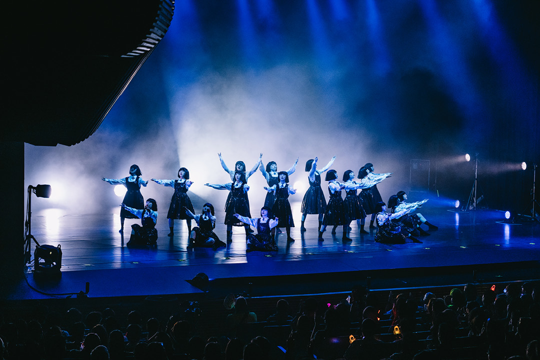 กลุ่มนักเต้น Avantgardey กำลังแสดงบนเวทีในชุดนักเรียนสีขาวดำอันเป็นเอกลักษณ์ 2