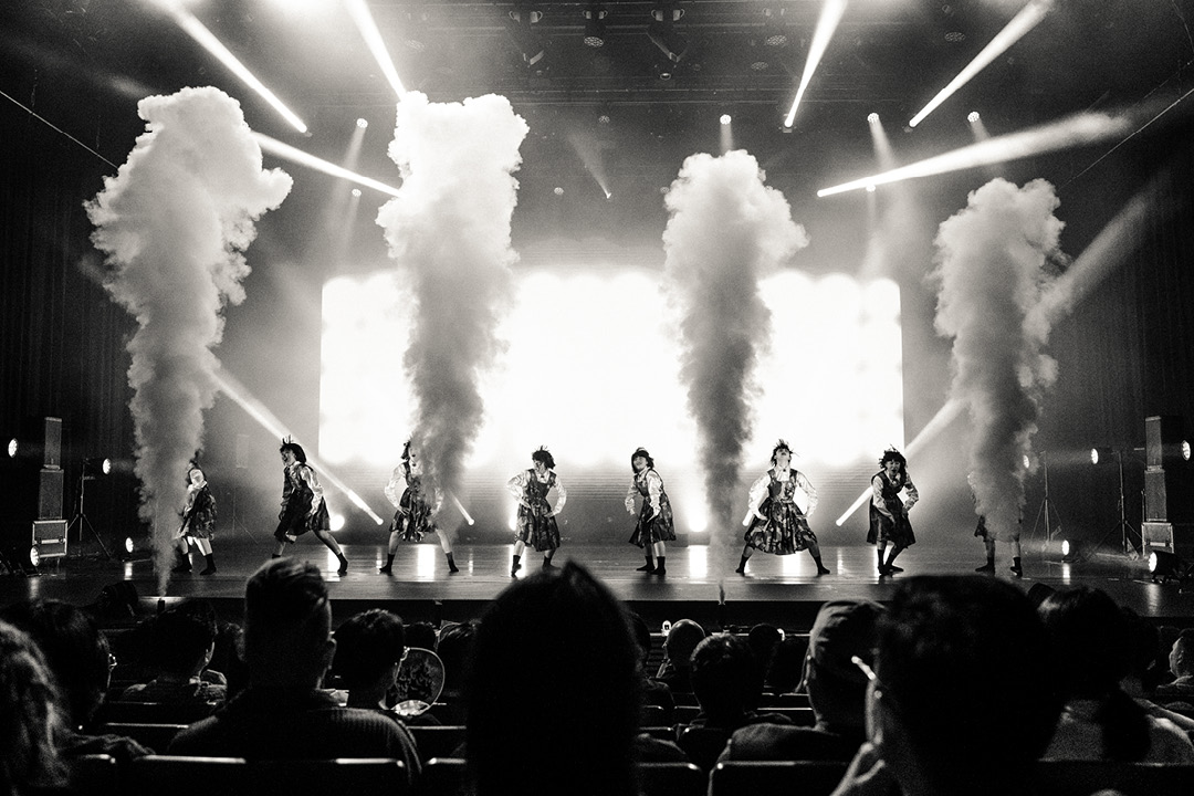 กลุ่มนักเต้น Avantgardey กำลังแสดงบนเวทีในชุดนักเรียนสีขาวดำอันเป็นเอกลักษณ์ 3