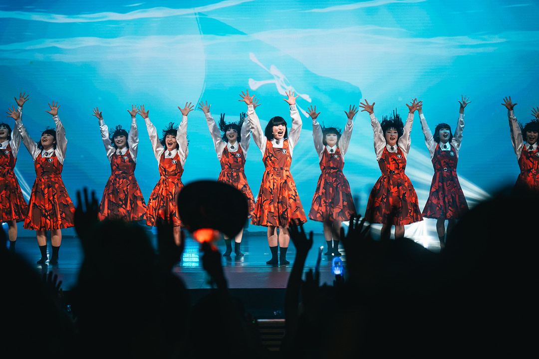 กลุ่มนักเต้น Avantgardey กำลังแสดงบนเวทีในชุดนักเรียนสีขาวดำอันเป็นเอกลักษณ์ 4