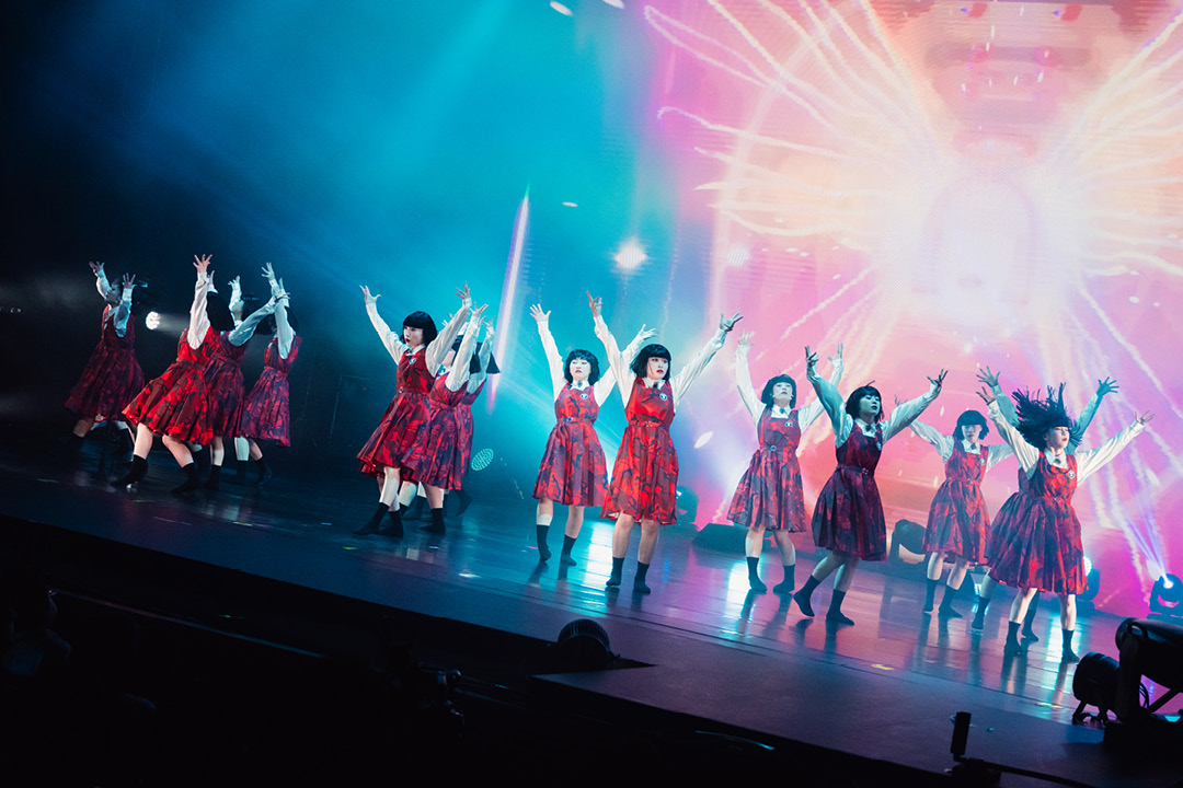 กลุ่มนักเต้น Avantgardey กำลังแสดงบนเวทีในชุดนักเรียนสีขาวดำอันเป็นเอกลักษณ์ 5