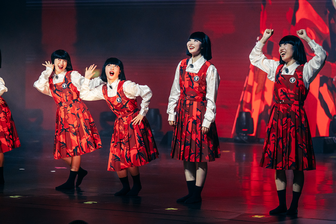 กลุ่มนักเต้น Avantgardey กำลังแสดงบนเวทีในชุดนักเรียนสีขาวดำอันเป็นเอกลักษณ์ 6