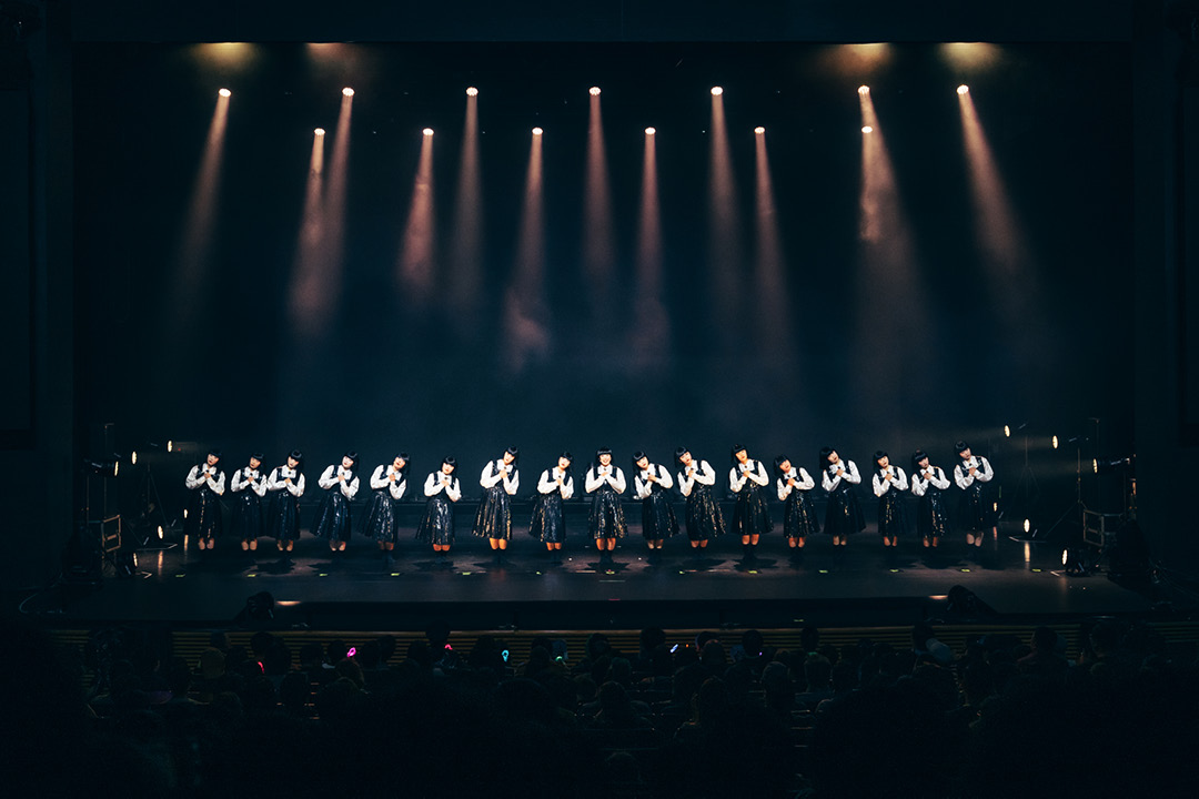 กลุ่มนักเต้น Avantgardey กำลังแสดงบนเวทีในชุดนักเรียนสีขาวดำอันเป็นเอกลักษณ์ 7