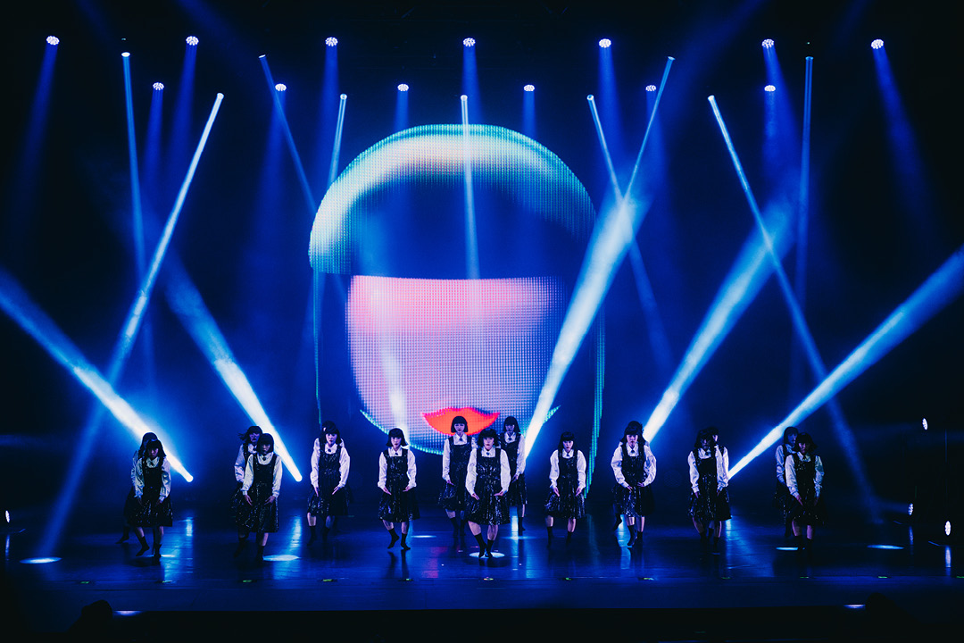 กลุ่มนักเต้น Avantgardey กำลังแสดงบนเวทีในชุดนักเรียนสีขาวดำอันเป็นเอกลักษณ์ 8