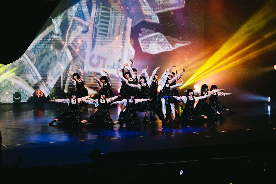 กลุ่มนักเต้น Avantgardey กำลังแสดงบนเวทีในชุดนักเรียนสีขาวดำอันเป็นเอกลักษณ์ 9