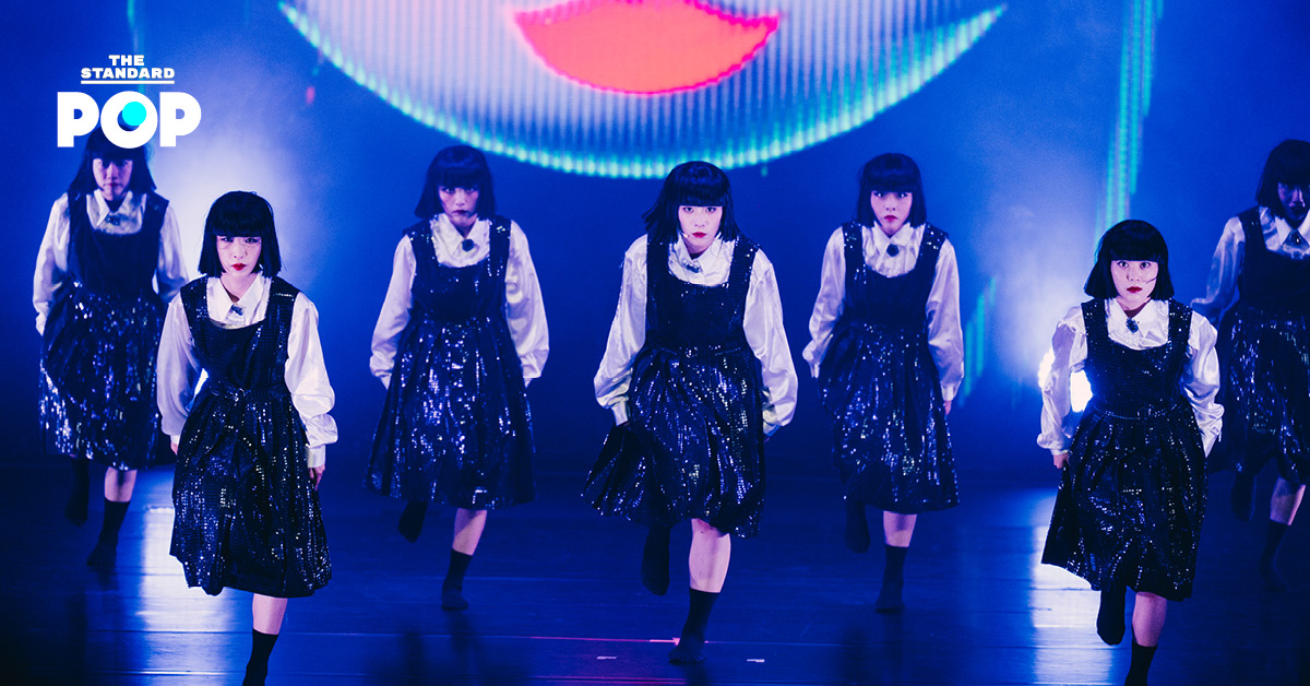 กลุ่มนักเต้น Avantgardey กำลังแสดงบนเวทีในชุดนักเรียนสีขาวดำอันเป็นเอกลักษณ์