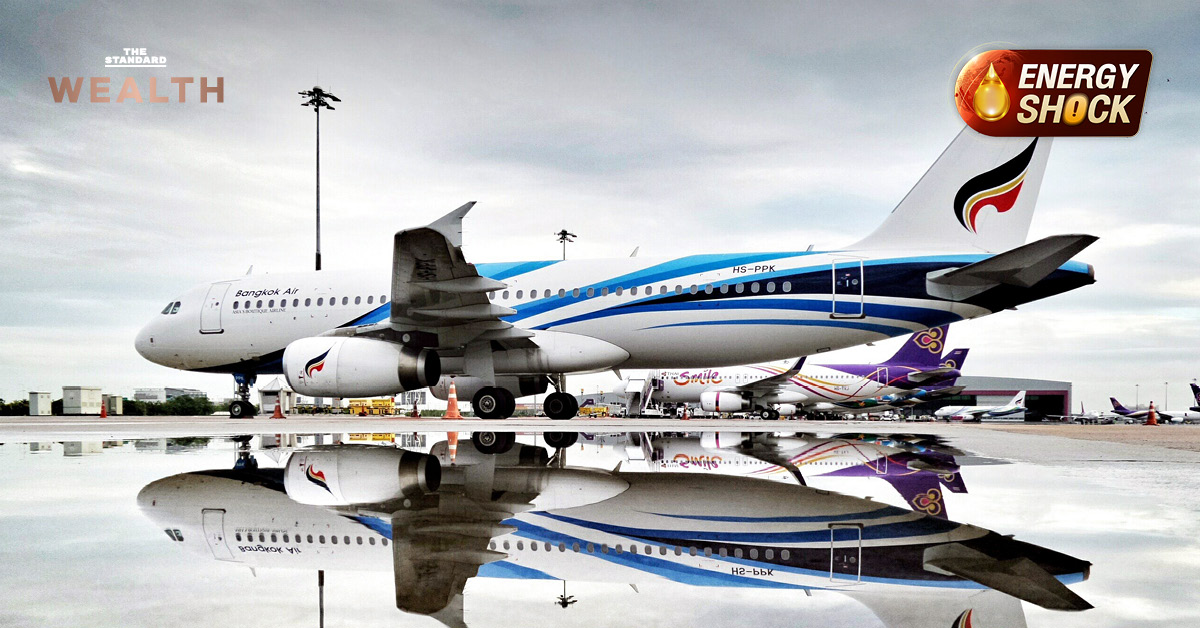 กราฟิกแสดงราคาน้ำมันเครื่องบินพุ่งสูง และ บางกอกแอร์เวย์ส เตรียมปรับค่าตั๋ว 15-20% พร้อมข้อความวอน กระทรวงการคลังลดภาษีน้ำมัน