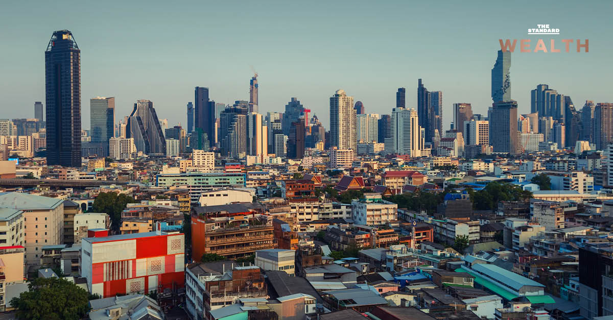 ภาพมุมสูงของกรุงเทพฯ แสดงให้เห็นตึกสูงระฟ้าหลายแห่ง พร้อมข้อความอธิบายผลกระทบจากแผ่นดินไหวต่อตลาดคอนโดมิเนียม