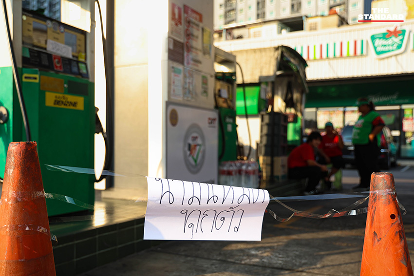 ป้ายแจ้งน้ำมันดีเซลหมดที่ปั๊มน้ำมันในกรุงเทพฯ พร้อมรถยนต์ต่อคิวเติมน้ำมัน 1