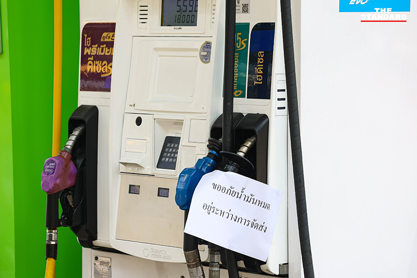 ป้ายแจ้งน้ำมันดีเซลหมดที่ปั๊มน้ำมันในกรุงเทพฯ พร้อมรถยนต์ต่อคิวเติมน้ำมัน 11