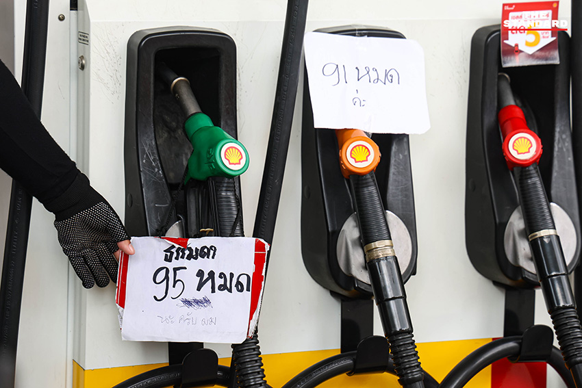ป้ายแจ้งน้ำมันดีเซลหมดที่ปั๊มน้ำมันในกรุงเทพฯ พร้อมรถยนต์ต่อคิวเติมน้ำมัน 12