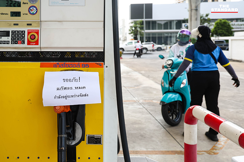 ป้ายแจ้งน้ำมันดีเซลหมดที่ปั๊มน้ำมันในกรุงเทพฯ พร้อมรถยนต์ต่อคิวเติมน้ำมัน 13