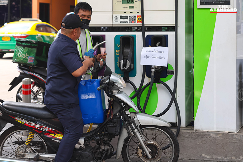 ป้ายแจ้งน้ำมันดีเซลหมดที่ปั๊มน้ำมันในกรุงเทพฯ พร้อมรถยนต์ต่อคิวเติมน้ำมัน 2