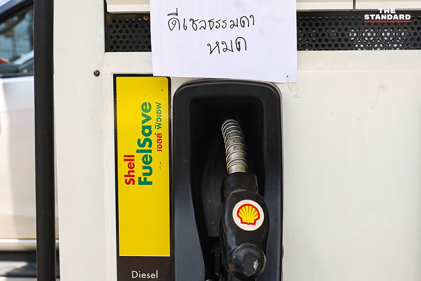 ป้ายแจ้งน้ำมันดีเซลหมดที่ปั๊มน้ำมันในกรุงเทพฯ พร้อมรถยนต์ต่อคิวเติมน้ำมัน 3
