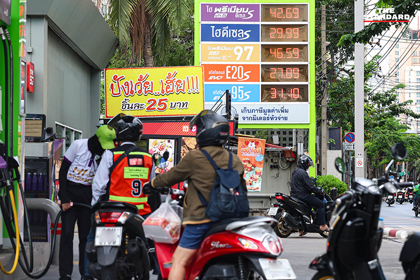 ป้ายแจ้งน้ำมันดีเซลหมดที่ปั๊มน้ำมันในกรุงเทพฯ พร้อมรถยนต์ต่อคิวเติมน้ำมัน 4