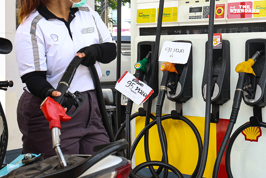 ป้ายแจ้งน้ำมันดีเซลหมดที่ปั๊มน้ำมันในกรุงเทพฯ พร้อมรถยนต์ต่อคิวเติมน้ำมัน 5