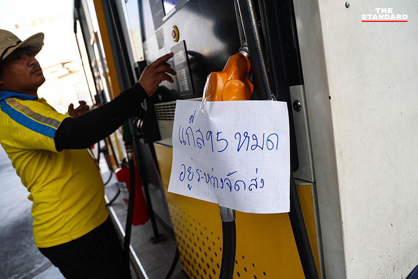 ป้ายแจ้งน้ำมันดีเซลหมดที่ปั๊มน้ำมันในกรุงเทพฯ พร้อมรถยนต์ต่อคิวเติมน้ำมัน 6