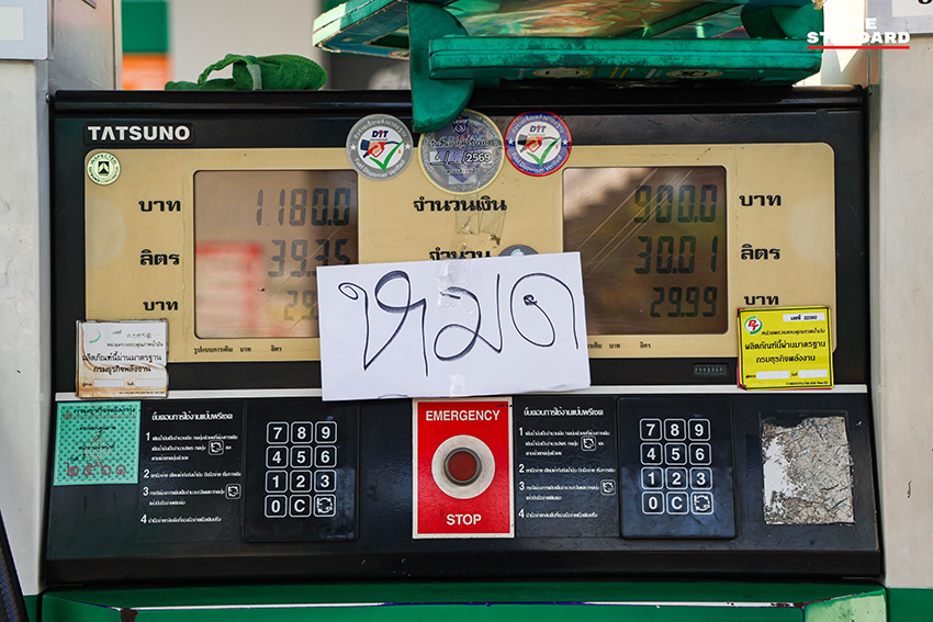 ป้ายแจ้งน้ำมันดีเซลหมดที่ปั๊มน้ำมันในกรุงเทพฯ พร้อมรถยนต์ต่อคิวเติมน้ำมัน 7