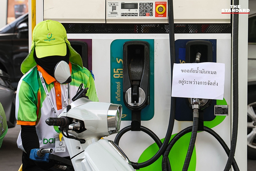 ป้ายแจ้งน้ำมันดีเซลหมดที่ปั๊มน้ำมันในกรุงเทพฯ พร้อมรถยนต์ต่อคิวเติมน้ำมัน 8