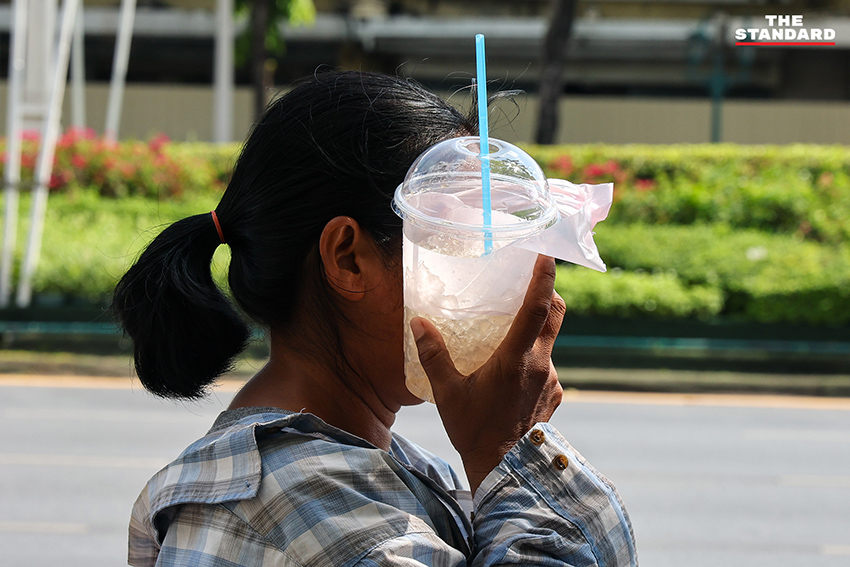 ภาพแสดงสภาพอากาศร้อนและมีฟ้าหลัวปกคลุมกรุงเทพมหานคร พร้อมอุณหภูมิสูง 37 องศาเซลเซียส 1