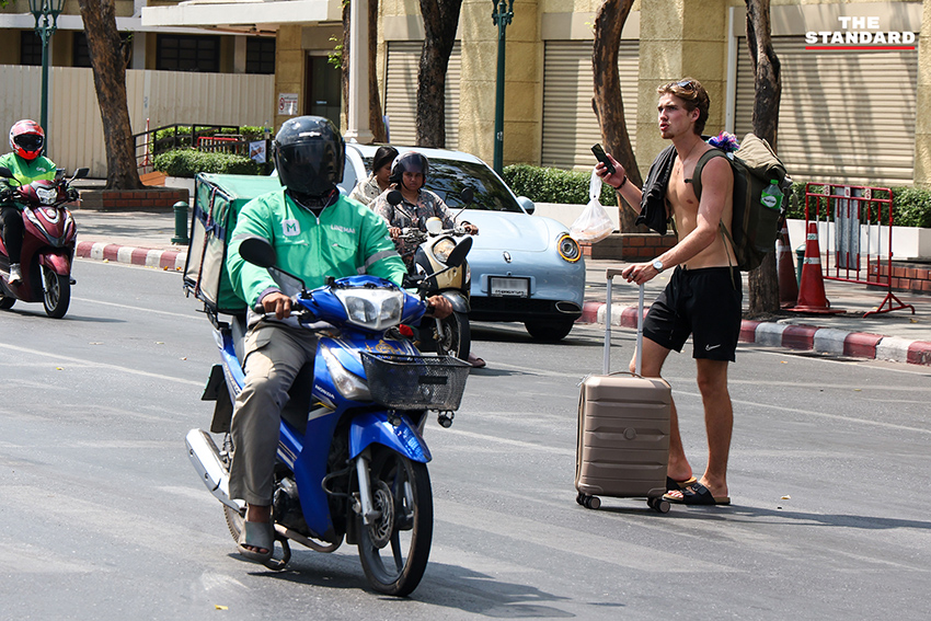ภาพแสดงสภาพอากาศร้อนและมีฟ้าหลัวปกคลุมกรุงเทพมหานคร พร้อมอุณหภูมิสูง 37 องศาเซลเซียส 3