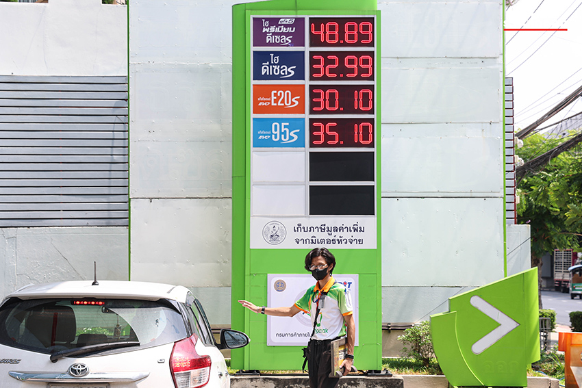 ประชาชนกำลังเติมน้ำมันที่สถานีบริการในกรุงเทพฯ หลังราคาน้ำมันปรับขึ้น พบป้ายรอขนส่งน้ำมันที่หัวจ่าย 1
