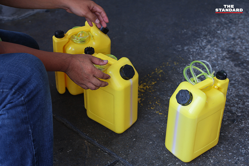 ประชาชนกำลังเติมน้ำมันที่สถานีบริการในกรุงเทพฯ หลังราคาน้ำมันปรับขึ้น พบป้ายรอขนส่งน้ำมันที่หัวจ่าย 2