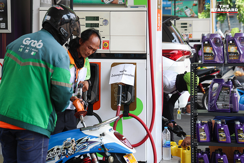 ประชาชนกำลังเติมน้ำมันที่สถานีบริการในกรุงเทพฯ หลังราคาน้ำมันปรับขึ้น พบป้ายรอขนส่งน้ำมันที่หัวจ่าย 3