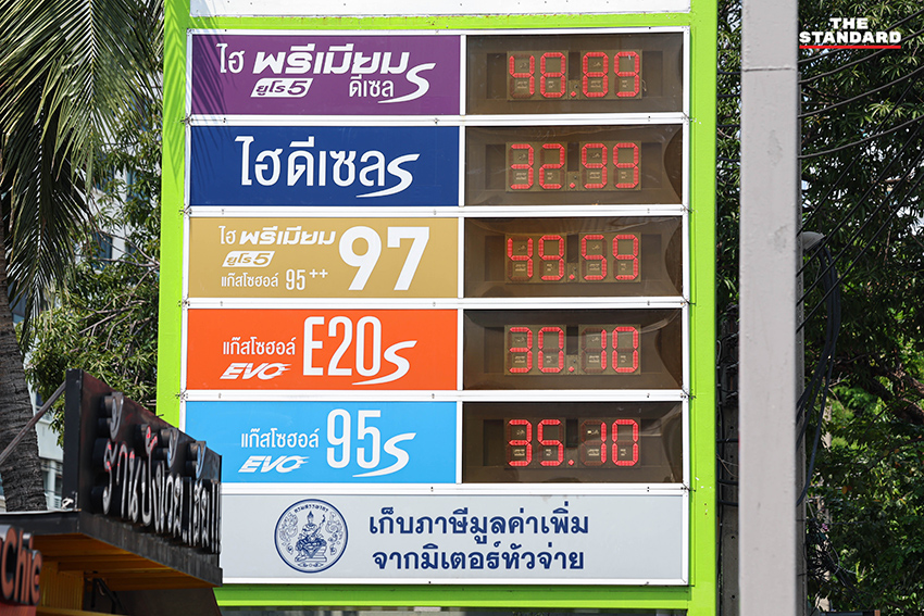 ประชาชนกำลังเติมน้ำมันที่สถานีบริการในกรุงเทพฯ หลังราคาน้ำมันปรับขึ้น พบป้ายรอขนส่งน้ำมันที่หัวจ่าย 4