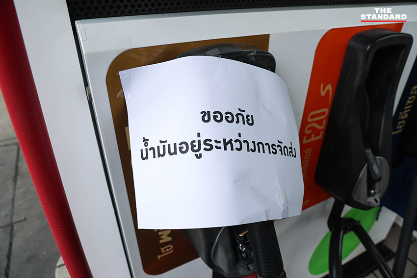 ประชาชนกำลังเติมน้ำมันที่สถานีบริการในกรุงเทพฯ หลังราคาน้ำมันปรับขึ้น พบป้ายรอขนส่งน้ำมันที่หัวจ่าย 5