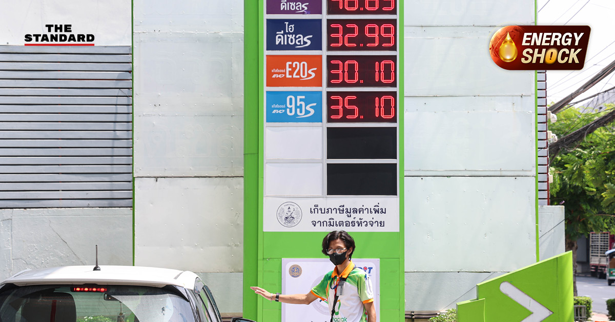 ประชาชนกำลังเติมน้ำมันที่สถานีบริการในกรุงเทพฯ หลังราคาน้ำมันปรับขึ้น พบป้ายรอขนส่งน้ำมันที่หัวจ่าย