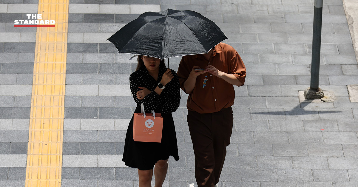 ภาพอินโฟกราฟิกจากกรุงเทพมหานคร แสดงการประกาศดัชนีความร้อนระดับ 'เตือนภัย' พร้อมข้อแนะนำให้งดกิจกรรมกลางแจ้งช่วง 11.00-15.00 น.