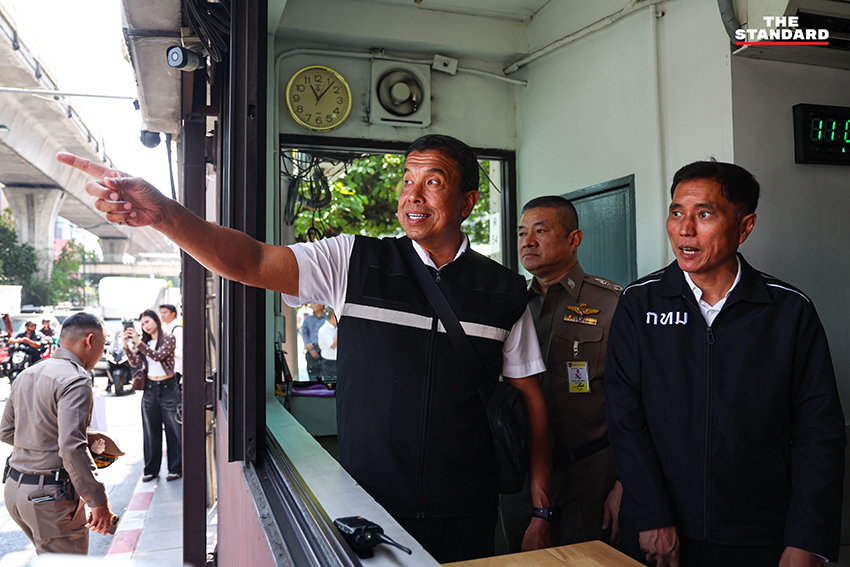 ชัชชาติ สิทธิพันธุ์ ผู้ว่าฯ กทม. ลงพื้นที่ติดตามความคืบหน้าระบบสัญญาณไฟจราจรอัจฉริยะบริเวณแยกพระโขนง 1