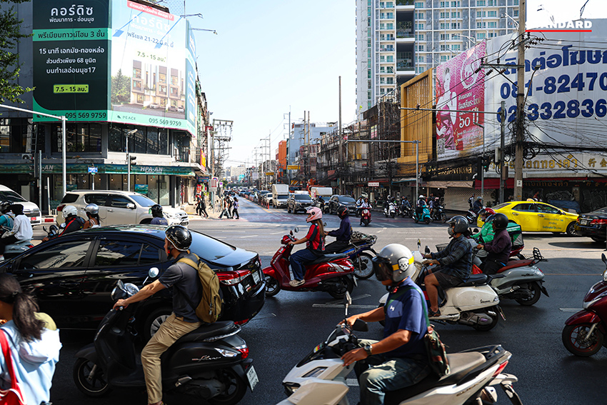 ชัชชาติ สิทธิพันธุ์ ผู้ว่าฯ กทม. ลงพื้นที่ติดตามความคืบหน้าระบบสัญญาณไฟจราจรอัจฉริยะบริเวณแยกพระโขนง 10