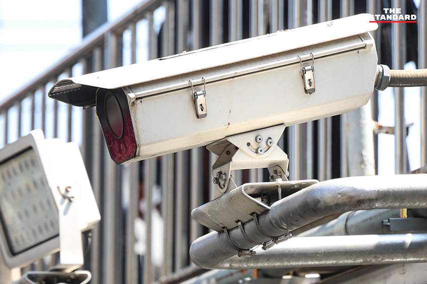 ชัชชาติ สิทธิพันธุ์ ผู้ว่าฯ กทม. ลงพื้นที่ติดตามความคืบหน้าระบบสัญญาณไฟจราจรอัจฉริยะบริเวณแยกพระโขนง 11