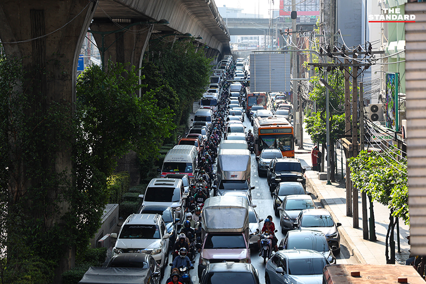 ชัชชาติ สิทธิพันธุ์ ผู้ว่าฯ กทม. ลงพื้นที่ติดตามความคืบหน้าระบบสัญญาณไฟจราจรอัจฉริยะบริเวณแยกพระโขนง 12