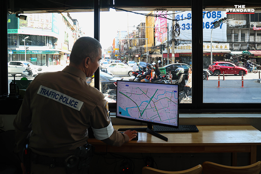 ชัชชาติ สิทธิพันธุ์ ผู้ว่าฯ กทม. ลงพื้นที่ติดตามความคืบหน้าระบบสัญญาณไฟจราจรอัจฉริยะบริเวณแยกพระโขนง 2