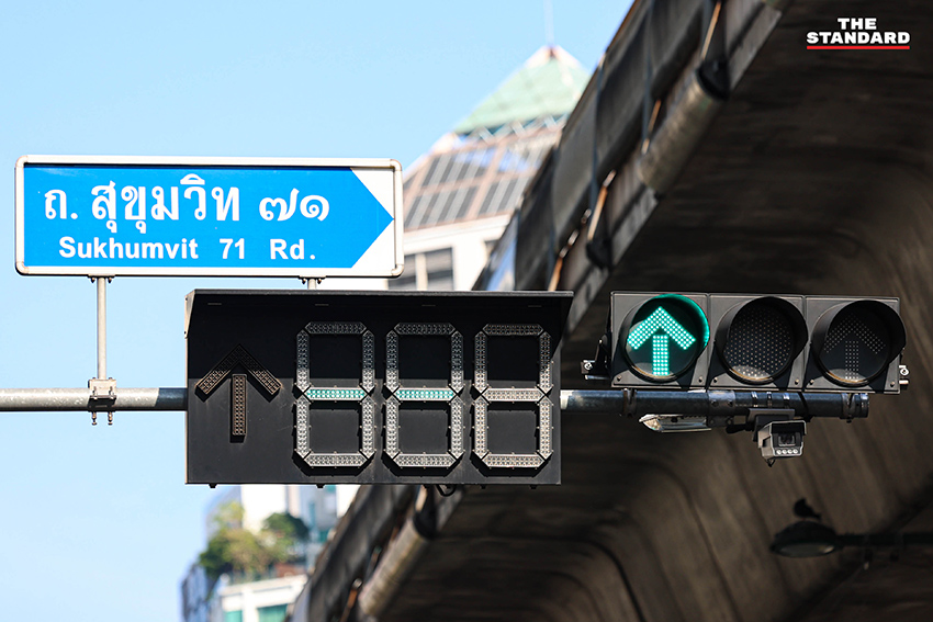 ชัชชาติ สิทธิพันธุ์ ผู้ว่าฯ กทม. ลงพื้นที่ติดตามความคืบหน้าระบบสัญญาณไฟจราจรอัจฉริยะบริเวณแยกพระโขนง 3