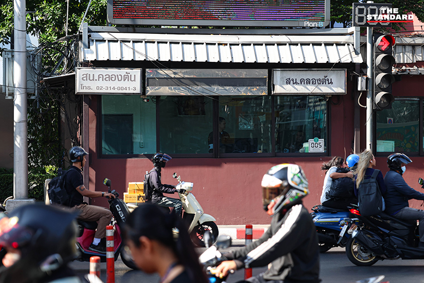 ชัชชาติ สิทธิพันธุ์ ผู้ว่าฯ กทม. ลงพื้นที่ติดตามความคืบหน้าระบบสัญญาณไฟจราจรอัจฉริยะบริเวณแยกพระโขนง 4