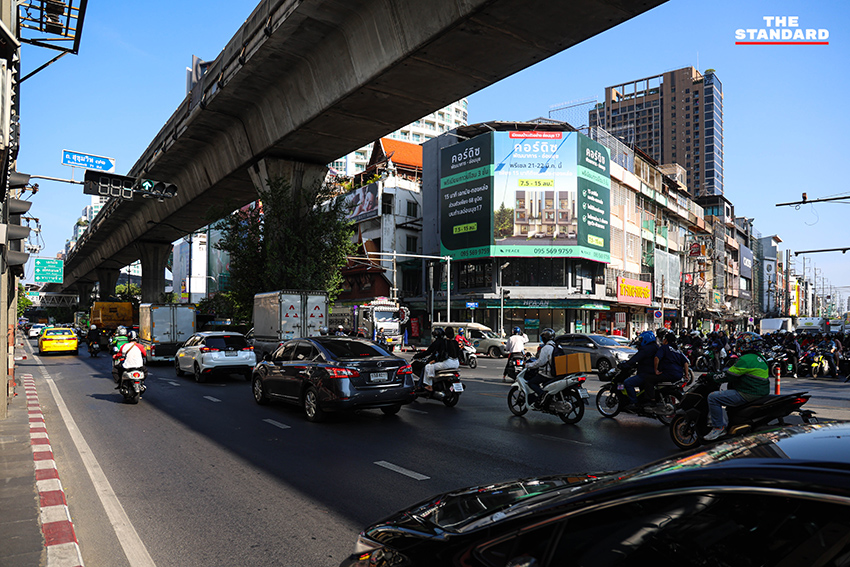 ชัชชาติ สิทธิพันธุ์ ผู้ว่าฯ กทม. ลงพื้นที่ติดตามความคืบหน้าระบบสัญญาณไฟจราจรอัจฉริยะบริเวณแยกพระโขนง 5