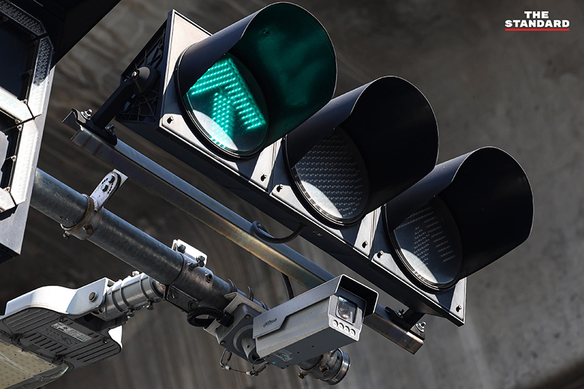 ชัชชาติ สิทธิพันธุ์ ผู้ว่าฯ กทม. ลงพื้นที่ติดตามความคืบหน้าระบบสัญญาณไฟจราจรอัจฉริยะบริเวณแยกพระโขนง 6