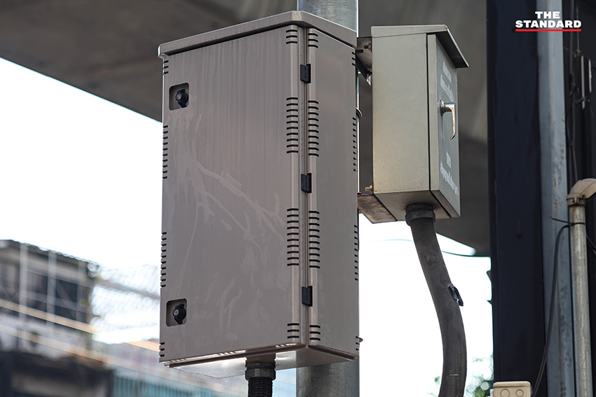 ชัชชาติ สิทธิพันธุ์ ผู้ว่าฯ กทม. ลงพื้นที่ติดตามความคืบหน้าระบบสัญญาณไฟจราจรอัจฉริยะบริเวณแยกพระโขนง 7