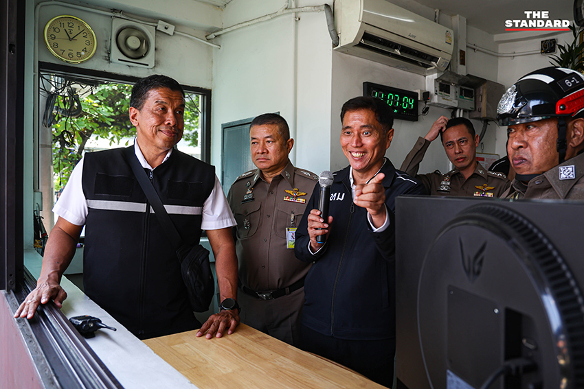 ชัชชาติ สิทธิพันธุ์ ผู้ว่าฯ กทม. ลงพื้นที่ติดตามความคืบหน้าระบบสัญญาณไฟจราจรอัจฉริยะบริเวณแยกพระโขนง 9