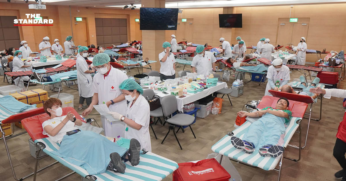 ผู้คนกำลังบริจาคโลหิตที่สภากาชาดไทย พร้อมรับข้าวหอมมะลิเป็นของที่ระลึก