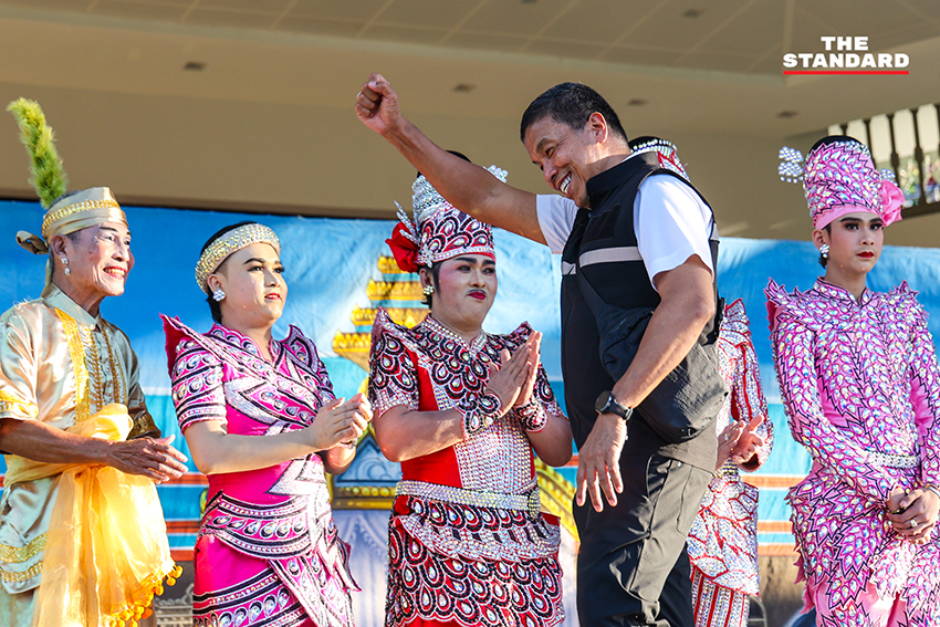 การแสดงลิเกในงาน 'ลิเกในสวน' โดย กทม. ที่สวนลุมพินี นำโดย แบงค์ ศรราม น้ำเพชร และจิ้งหรีดขาว วงศ์เทวัญ 1